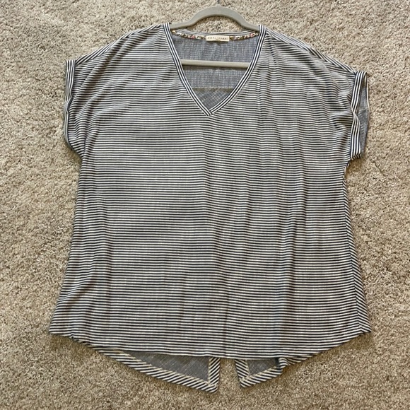 Retrology Tops - Adorable Retrology blue/white striped short sleeve button back top, 1x